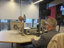 Man sieht Joachim Steinbrück während des Interviews im Studion von Radio Bremen 2
