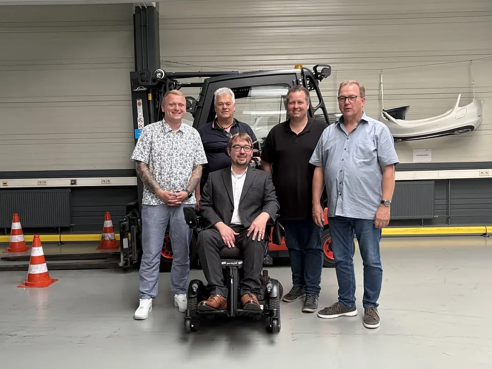 Gruppenbild der Teilnehmenden vor einem Gabelstapler