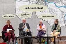 Auf den Bild ist das Podium um den Autor Ottmar Miles Paul zu sehen.