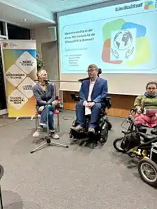 Anne Mechels mit Arne Frankenstein und Andrea Schöne auf dem Podium im Gespräch