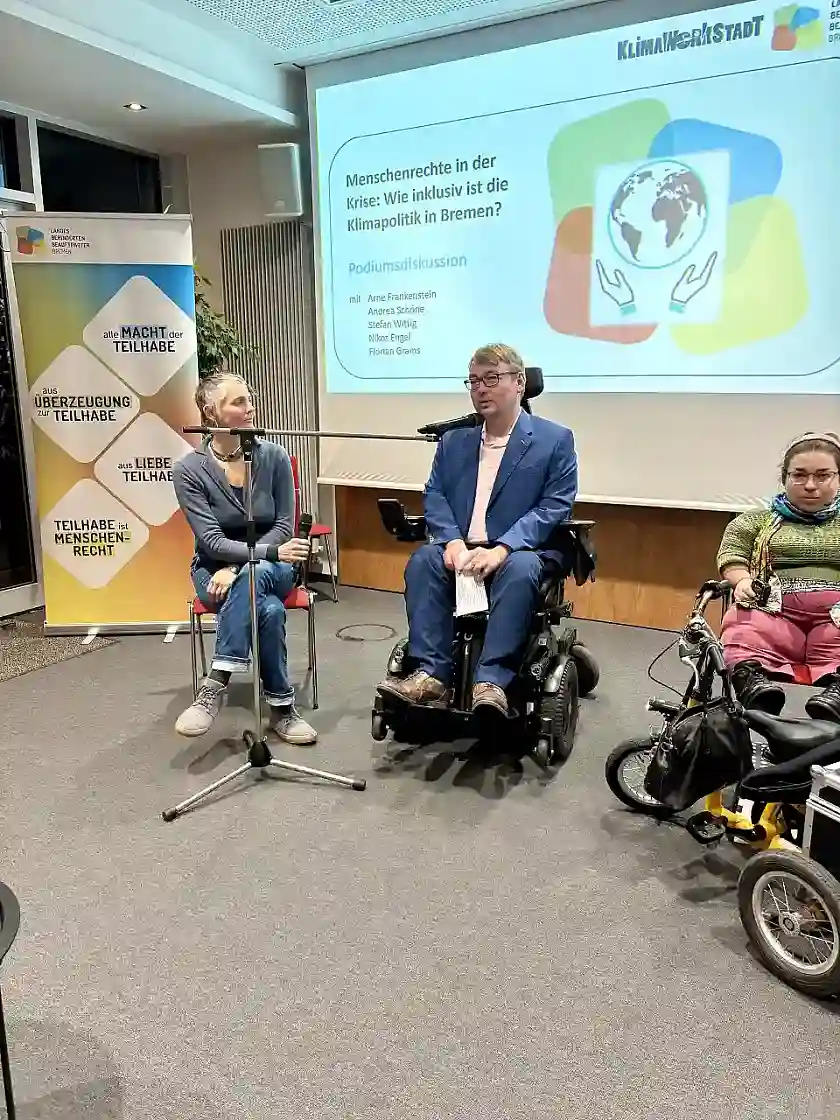 Anne Mechels mit Arne Frankenstein und Andrea Schöne auf dem Podium im Gespräch