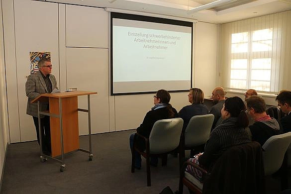 Joachim Steinbrück während seines Vortrags. Er steht am Rednerpult.