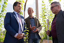 Joachim Steinbrück und Jürgen Dusel im Gespräch mit Michael Scheer von der Gemüsewerft.