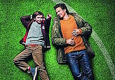 Filmplakat Vater und Sohn liegen entspannt auf dem Fussballrasen