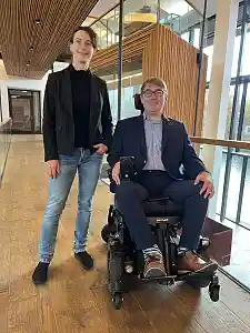 Auf dem Foto sind Arne Frankenstein und Mo Urban während der Filmaufnahmen zu sehen