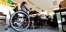 Eine Schülerin im Rollstuhl während des Unterrichts
