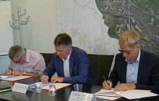 Von links nach rechts sieht man beim unterschreiben der Erklärung Joachim Steinbrück, Joachim Lohse sowie Thomas Tietje