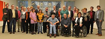 Gruppenfoto des Temporären Expertinnen und Expertenkreis. Das Foto wurde im Oktober 2014 in der Mittelhalle der Bremischen Bürgerschaft aufgenommen und zeigt die Mitglieder des TEEK. Joachim Steinbrück steht in der Mitte der Gruppe.