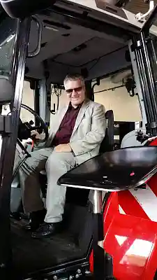 Joachim Steinbrück sitzt auf einem Traktor