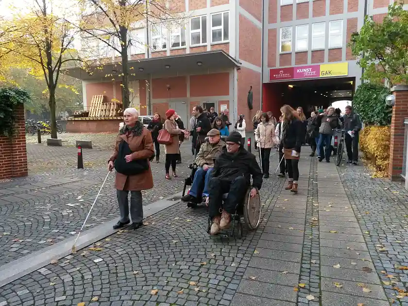 Viele Interessierte wollte beim ersten Rundgang dabei sein
