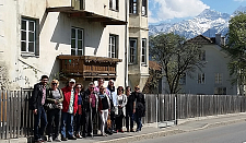 Bei strahlenden Sonnenschein in Gluns. Im Hintergrund der zehnköpfigen Gruppe sind die Berge zu sehen.