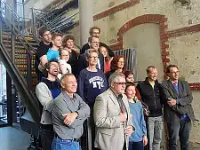 Die Besuchergruppe mit dem Team von kompetanz im Eingang der Schwankhalle