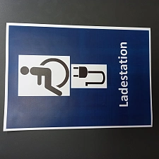 Hinweisschild zur Ladestation.