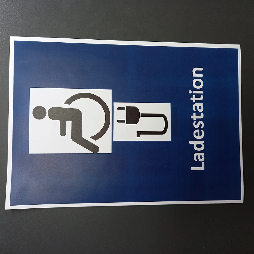 Hinweisschild zur Ladestation.