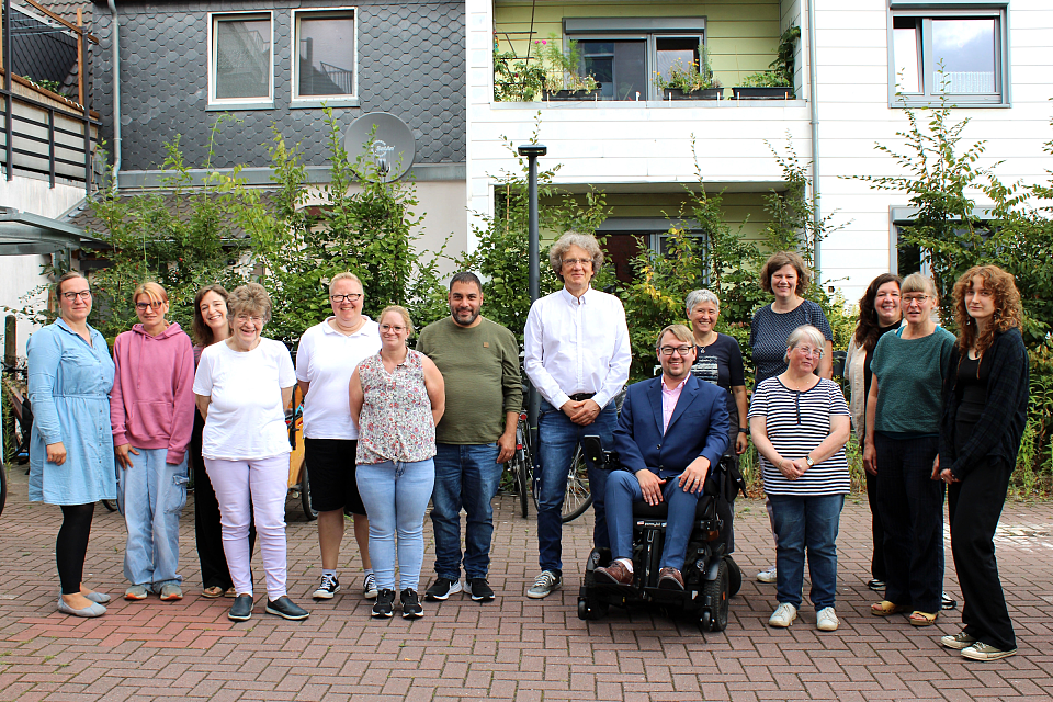 Gruppenbild der Teilnehmenden vor der Lebenshilfe Einrichtung