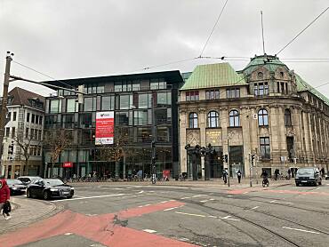 Strassenansicht des Impfzentrums an der Brillkreuzung in der Bremer Innenstadt