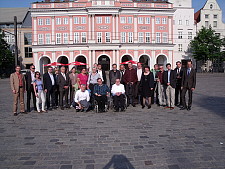 Die Teilnehmer der Tagung vor dem Rostocker Rathaus bei strahlendem Sonnenschein