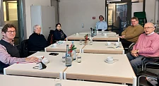 Arne Frankenstein in seinem Büro mit den Gästen der Seniorenvertretung Bremen. Alle blicken freundlich in die Kamera.