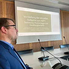 Arne Frankenstein vor der Präsentation Vorstellung der aktuellen Debatte zum NIPT