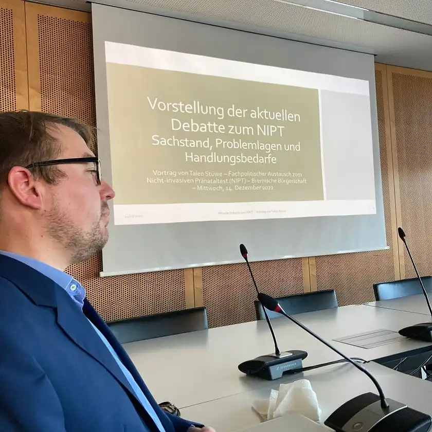 Arne Frankenstein vor der Präsentation Vorstellung der aktuellen Debatte zum NIPT