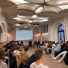 Blick in die Runde der Schüler:innen. 