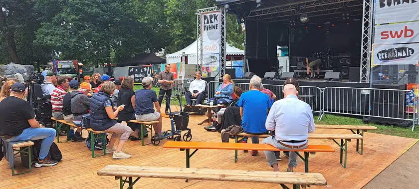 Foto zeigt die Podiumsdiskussion auf der Breminale.