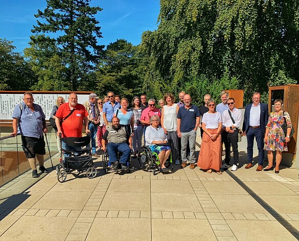 Auf dem Foto sind die Teilnehmerinnen und Teilnehmer vor dem Lern- und Gedenkort auf dem Gelände der Stiftung Alsterdorf zu sehen.