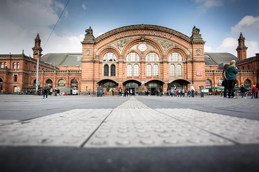 In den Boden eingelassene und farblich abgesetzte Leitelemente weisen blinden Menschen den Weg