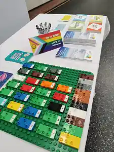 Stand mit Flyern und Braille-Domino-Legesteinen