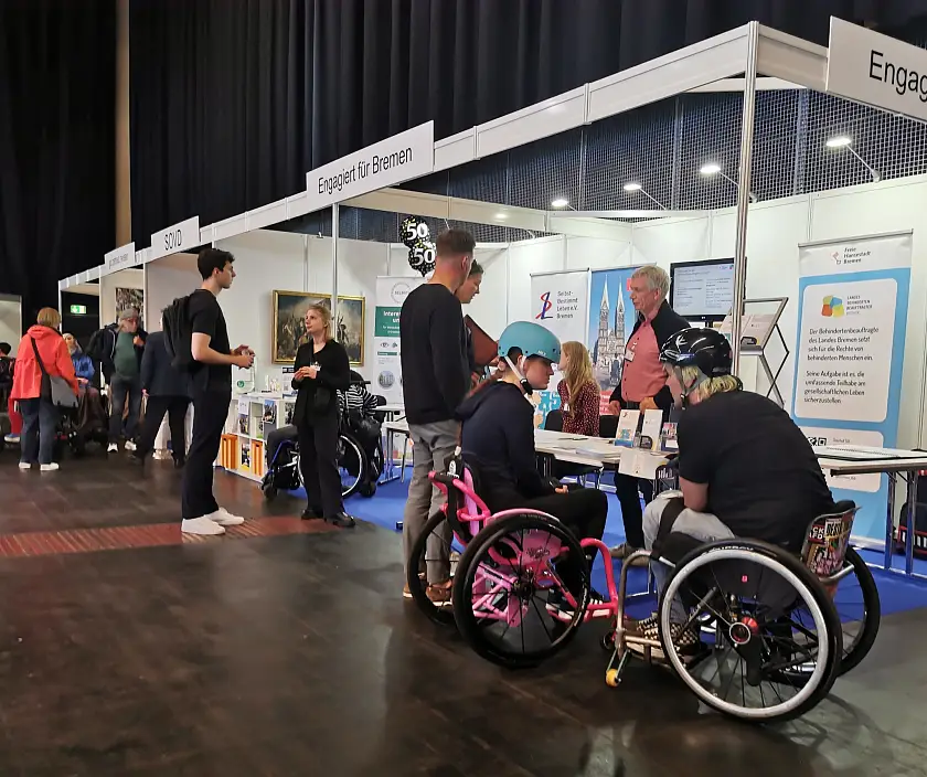 Viele Menschen am Messestand