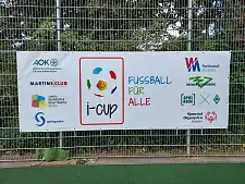 Am Zaun hängt ein Plakat mit all den teilnehmenden Organisationen