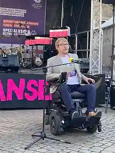 Arne Frankenstein während seiner Rede vor der Special Olympics Bühne auf dem Marktplatz