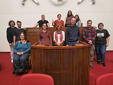 Gruppenbild der Teilnehmenden im Parlamentssaal vor und am Präsidentinnenpult