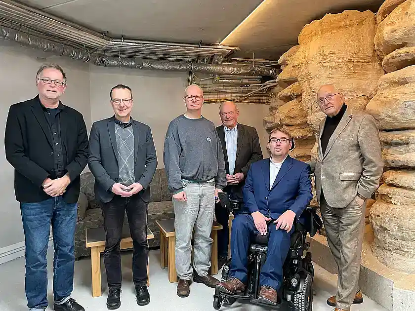 Die Teilnehmenden beim Besuch in der Mühle 