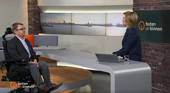  Das Foto zeigt Arne Frankenstein während seines Interviews im Studio mit der Moderatorin.