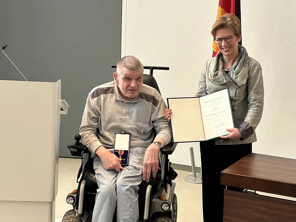 Senatorin Claudia Schilling überreicht Dieter Stegmann das Bundesverdienstkreuz