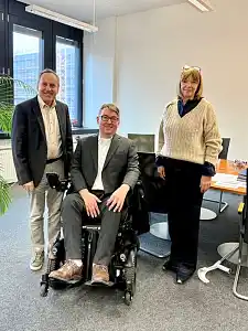 Herr Prof. Dr. Wolf, Arne Frankenstein und Frau Prof.in Sabina Schoefer im Gespräch