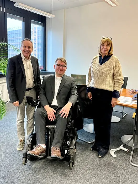 Herr Prof. Dr. Wolf, Arne Frankenstein und Frau Prof.in Sabina Schoefer im Gespräch