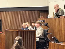 Arne Frankenstein, hinter dem Rednerpult sitzend, in dem Moment, in dem er seine Wahl annimmt.