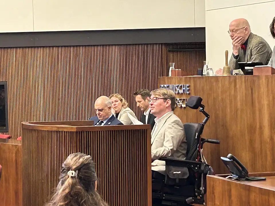 Arne Frankenstein, hinter dem Rednerpult sitzend, in dem Moment, in dem er seine Wahl annimmt.