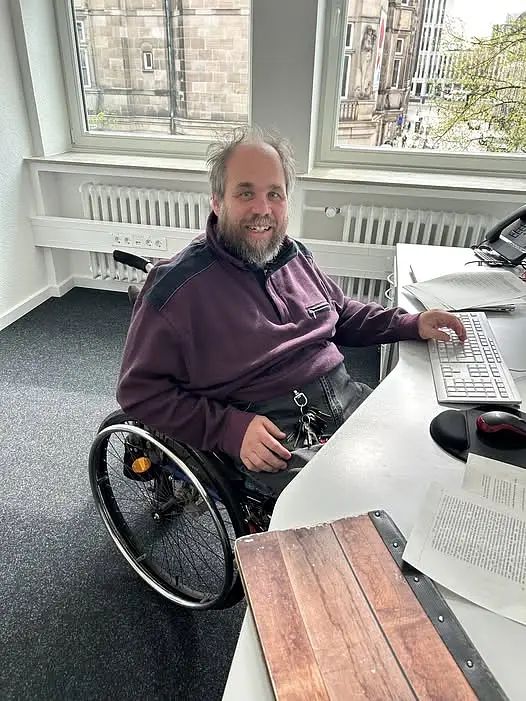 Florian Grams in seinem Büro am Schreibtisch