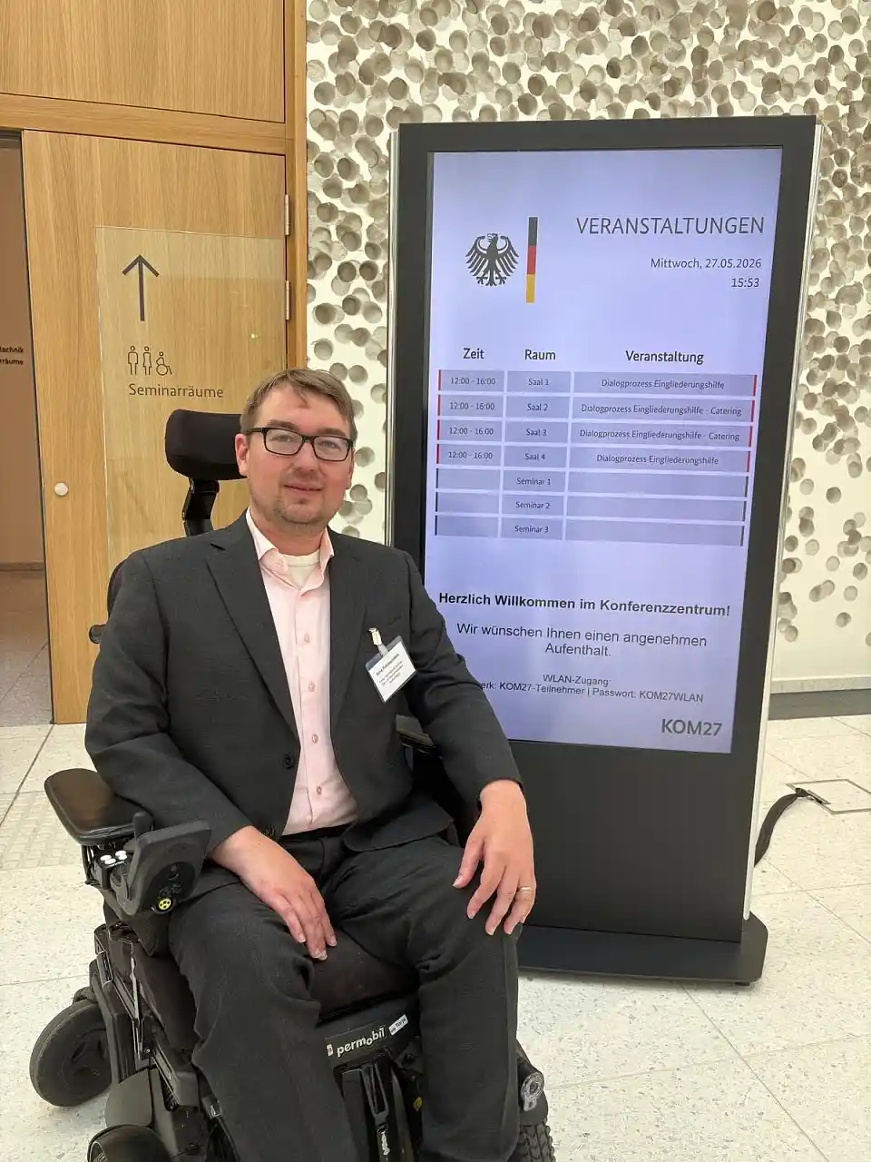 Das Bild zeigt Arne Frankenstein vor dem Veranstaltungsraum