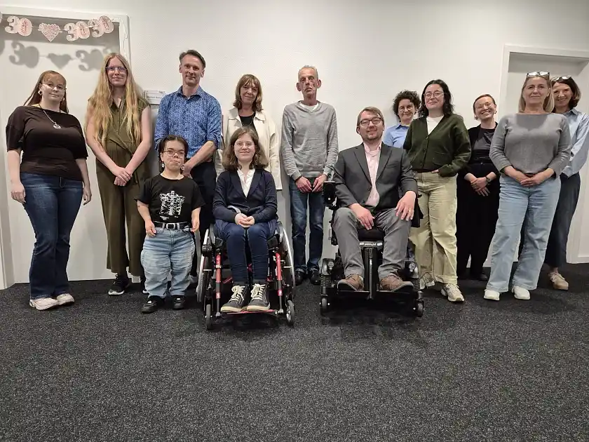 Gruppenfoto im Flur des Büros des Landesbehindertenbeauftragten