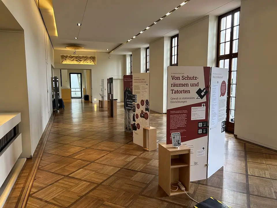 Das Bild zeigt die Ausstellung 