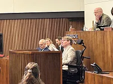 Arne Frankenstein, hinter dem Rednerpult sitzend, in dem Moment, in dem er seine Wahl annimmt.