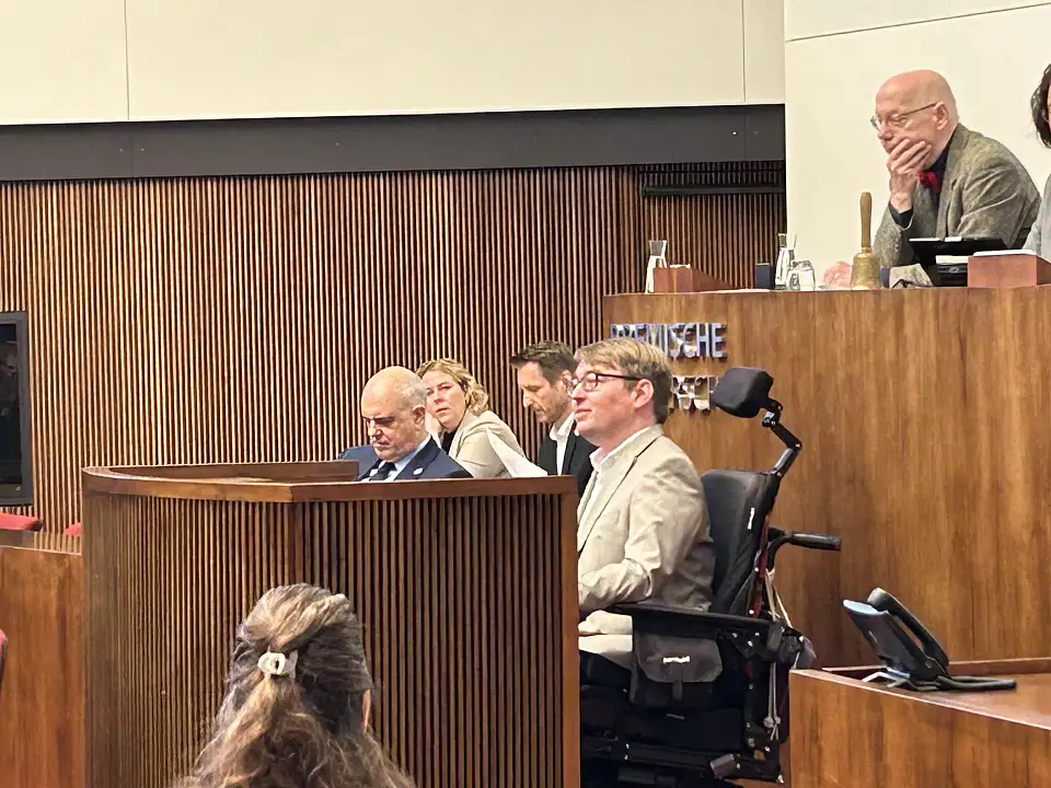 Arne Frankenstein, hinter dem Rednerpult sitzend, in dem Moment, in dem er seine Wahl annimmt.