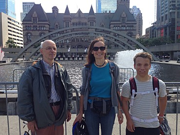 Das Bild zeigt Helmut Peter mit seiner Partnerin und seinem Sohn in Toronto, Kanada.