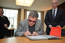 Dr. Joachim Steinbrück bei der Unterzeichnung. Im Hintergrund der Präsident der Bremischen Bürgerschaft, Christian Weber.