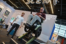 Joachim Steinbrück testet einen Rollstuhl auf der Internationalen Reha-, Pflege-, und Mobilitätsmesse für Alle 