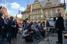 Auf dem Foto ist Joachim Steinbrück während seiner Rede vor der Bremischen Bürgerschaft zu sehen.